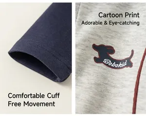 Détail du tissu gris avec imprimé chien et poignets côtelés bleus confortables