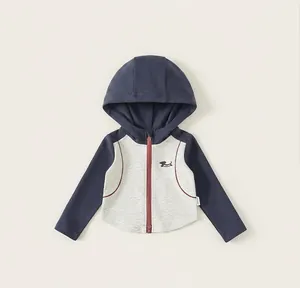 Détail de la veste à capuche pour enfant avec contraste bleu et broderie chiot