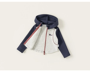 Vue à plat détaillée de la veste à capuche enfant bleu marine et grise avec broderie