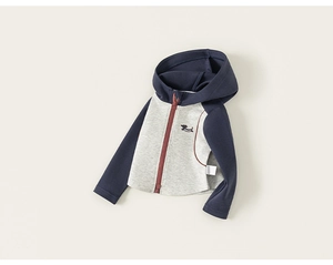 Détail de veste à capuche pour enfants avec manches contrastées et tricot gris chiné