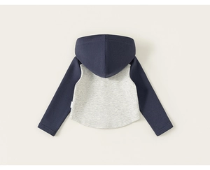 Détail du sweat à capuche bébé avec manches bleu marine et corps en coton gris chiné mélangé