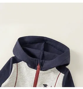 Détail de la veste à capuche pour enfant avec fermeture éclair et broderie de chien