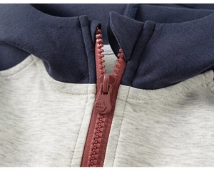 Détail du zip du sweat à capuche pour bébé avec gravure INS BOBO et tissu bicolore gris bleu