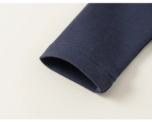 Gros plan détaillé du poignet en maille bleu marine avec couture double aiguille