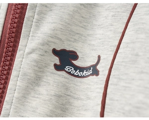 Vue macro détaillée du logo teckel Bobokid et de la texture du sweat pour enfant