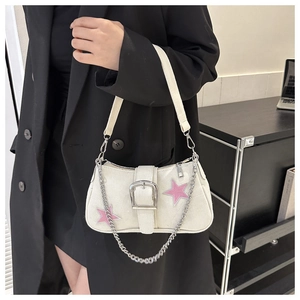 Detail van canvas onderarmtas met roze sterren, metalen ketting en zilveren gesp