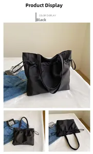 Vista detallada del bolso tote negro de nailon de gran capacidad con cordones laterales
