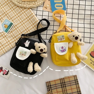 Sacs bandoulière mignons en toile pour femmes avec pendentifs ours en noir et jaune
