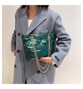 Dettaglio della borsa tote trapuntata verde metallizzata con tracolla a catena oro