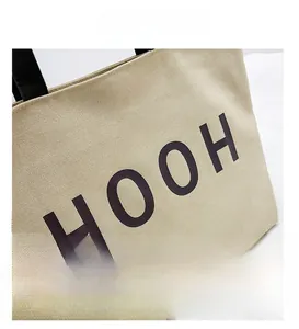 Gros plan détaillé du sac en toile avec logo HOOH et finitions de couture de qualité