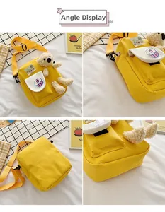 Vue sous quatre angles d'un sac bandoulière en toile jaune avec un ours en peluche 3D