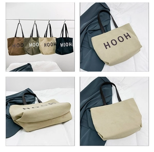 Vues détaillées de grands sacs cabas en toile avec imprimé HOOH et anses en cuir