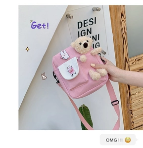 Détail du sac bandoulière rose en toile avec ours en peluche et motif cochon