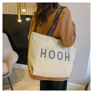 Détail du grand sac cabas avec imprimé HOOH et bandoulières en cuir marron