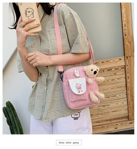 Sac bandoulière en toile rose avec un ours en peluche et des badges de dessin animé mignons
