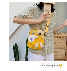 Détail du sac à bandoulière en toile jaune avec ours en peluche 3D et imprimé cupcake