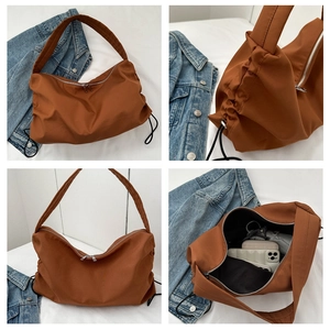 Vue détaillée du sac cabas en nylon caramel avec côtés à cordon et intérieur spacieux
