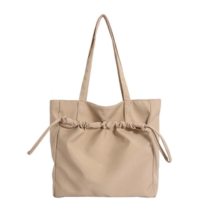 Bolso tote grande beige con diseño plisado de cordón y correas delgadas al hombro