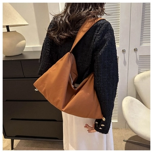 Gros plan du sac hobo en nylon marron caramel avec fermeture éclair métallique sécurisée