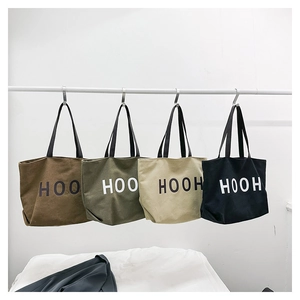 Vue détaillée de grands sacs fourre-tout en toile en quatre couleurs avec motif HOOH