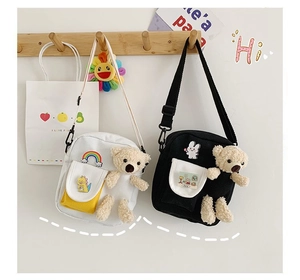 Détail de sacs bandoulière en toile avec ours en peluche 3D et patchs brodés
