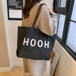 Sac fourre-tout minimaliste en toile noire avec lettrage HOOH et anses en cuir marron