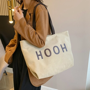 Grand sac cabas en toile beige avec anses marron foncé et lettrage HOOH imprimé