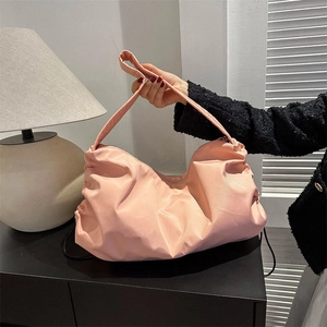 Grand sac fourre-tout rose en nylon au design nuage avec plis élégants pour femme
