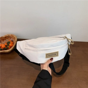 Marsupio minimalista in nylon bianco da donna con etichetta fashion e tracolla regolabile