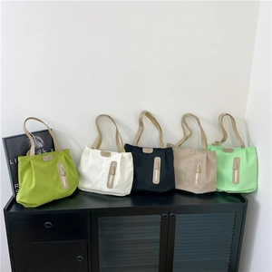 Minimalist canvas tote bags with leather handles in five colors for daily commuting