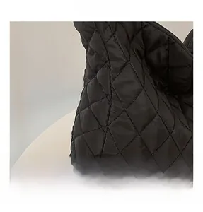 Vue détaillée du sac cabas en nylon matelassé noir avec fermeture éclair métallique robuste