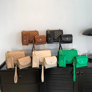 Set chic di 3 borse a tracolla trapuntate con catena in cinque colori versatili