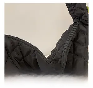 Détail du sac fourre-tout matelassé noir avec fermeture éclair fluide et couture précise