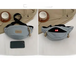 Vista dettagliata della borsa a tracolla in nylon azzurro con tasca principale