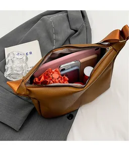 Vue détaillée de l'intérieur spacieux de ce sac à bandoulière en cuir marron