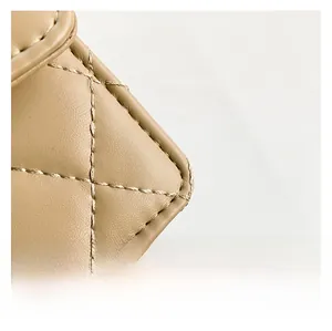 Vue macro détaillée des coutures en losanges sur le sac en cuir de couleur kaki