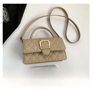 Vue détaillée de dessus d'un sac beige matelassé avec comparaison de taille smartphone