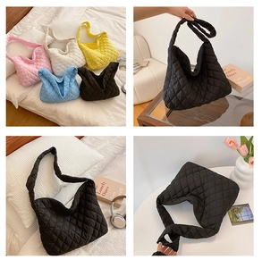 Vue détaillée des sacs fourre-tout matelassés en rose, blanc, jaune et bleu en mosaïque