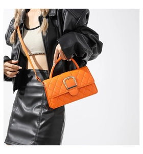 Vue détaillée du sac à bandoulière matelassé orange avec fermoir métallique doré
