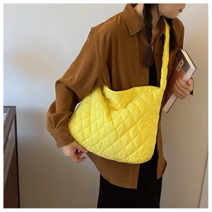 Détail du sac fourre-tout matelassé jaune vif avec bandoulières en corde tressée