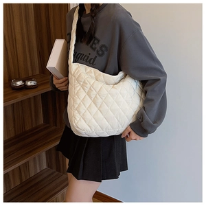 Détail du sac fourre-tout blanc matelassé avec motifs en losange et large bandoulière
