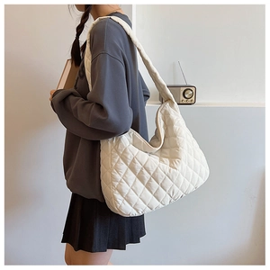 Vue détaillée du grand sac hobo matelassé avec surpiqûres losanges et bandoulière
