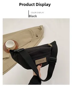 Dettaglio borsa a tracolla in nylon nero con etichetta FASHION e tracolla