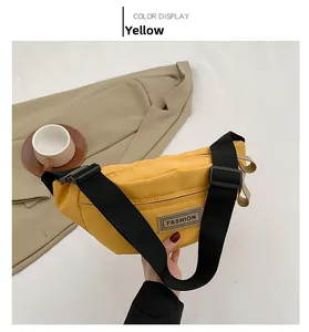 Dettaglio della borsa a tracolla in nylon giallo con patch Fashion e tracolla nera