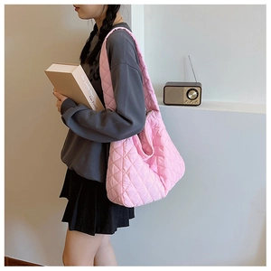 Détail du grand sac cabas rose matelassé montrant la texture douce en nylon