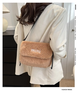 Détail du sac à bandoulière marron en peluche avec broderie mini et sangle réglable