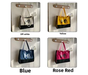 Vue détaillée de quatre grands sacs cabas en toile en beige jaune bleu et rose fuchsia