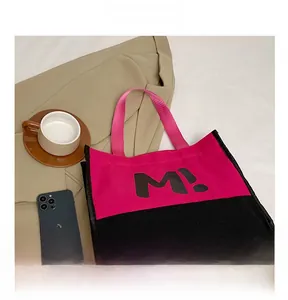 Détail du grand sac cabas en toile bicolore rose et noir avec imprimé de la lettre M