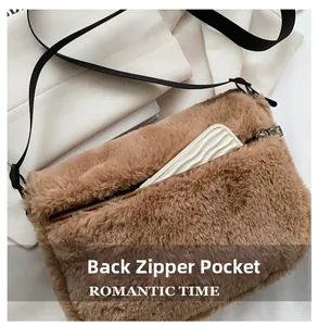 Détail de la poche zippée arrière sur ce sac bandoulière en peluche marron à texture douce