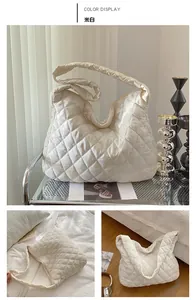 Détail du sac cabas matelassé blanc crème en nylon souple avec large bandoulière rembourrée